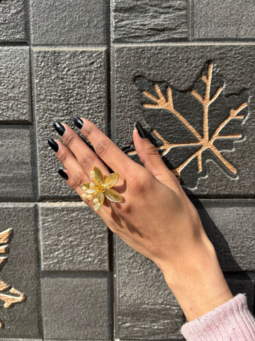 Golden Bloom – Nature’s Elegance in Gold