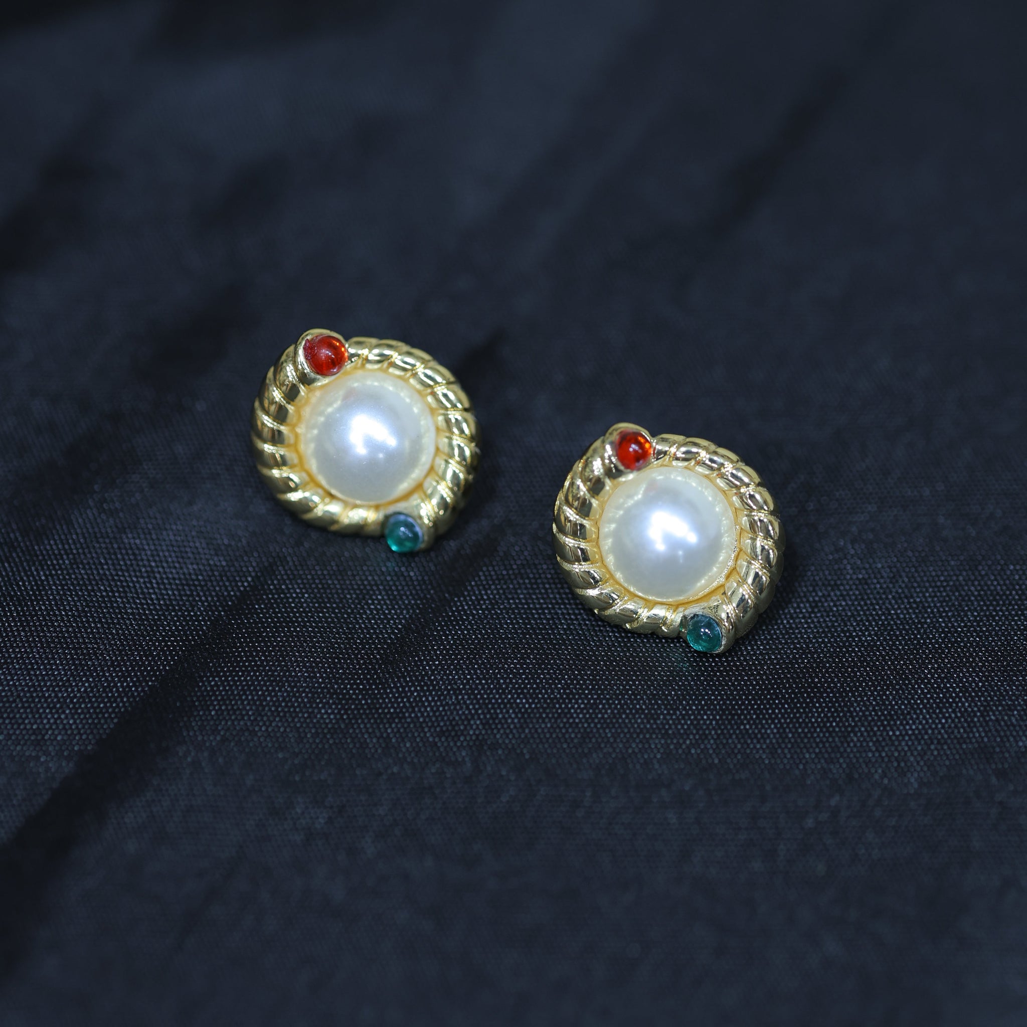 Minimalist Pearl studs