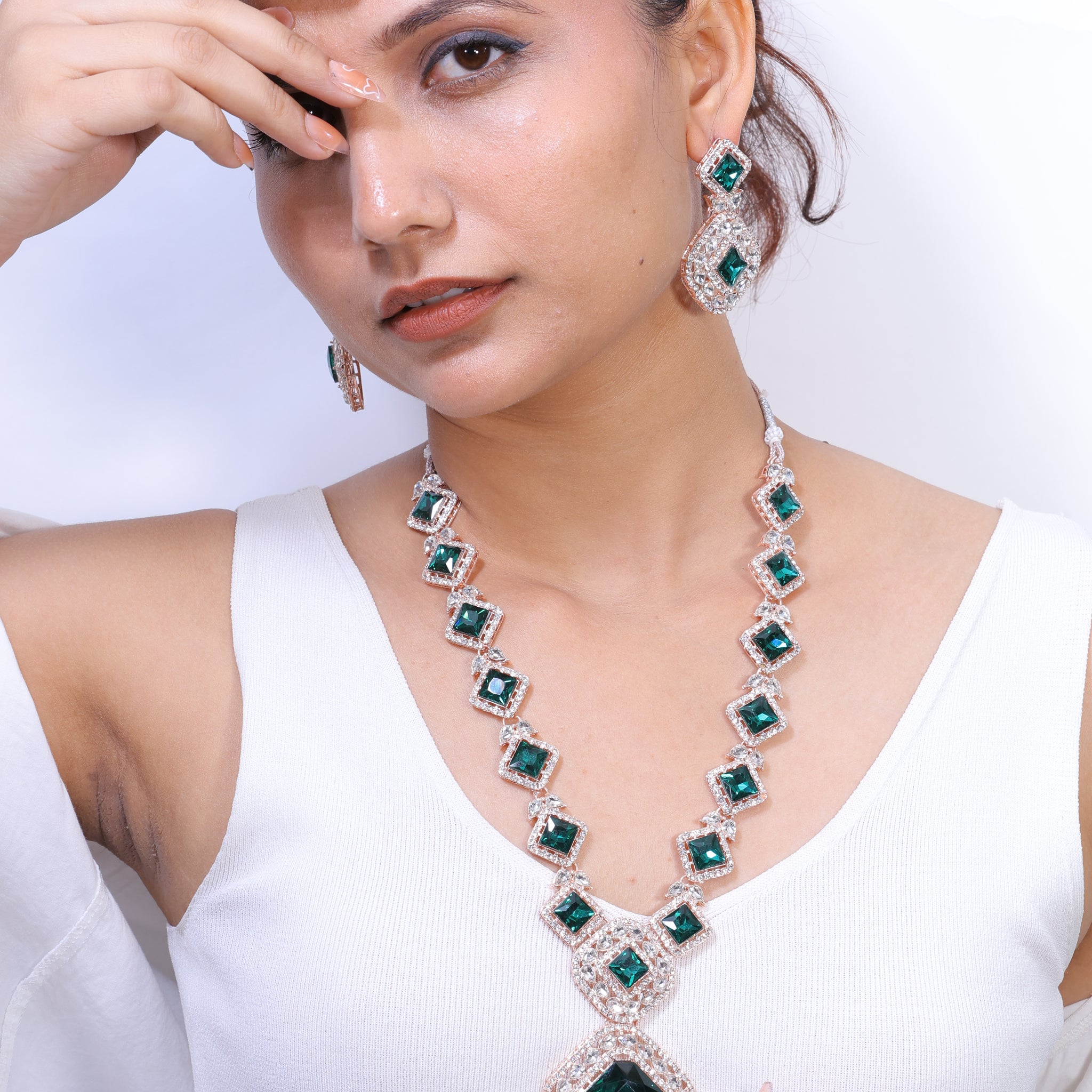 Parinika – Emerald Radiance Necklace & Earring Set