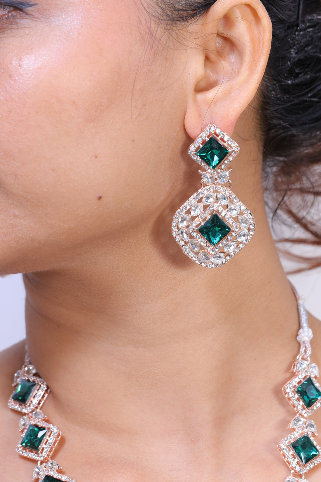 Parinika – Emerald Radiance Necklace & Earring Set